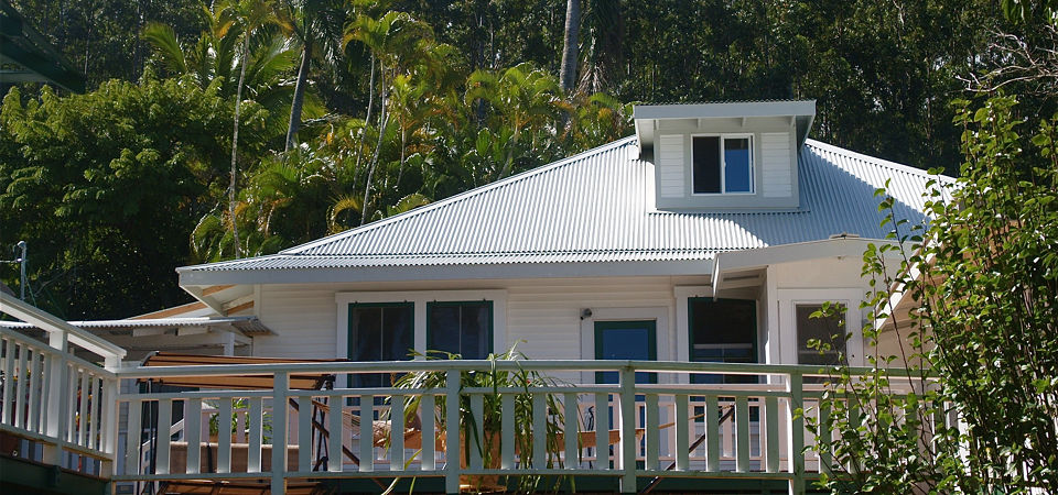 Waipio Wayside, Exterior, White house, palm trees in background